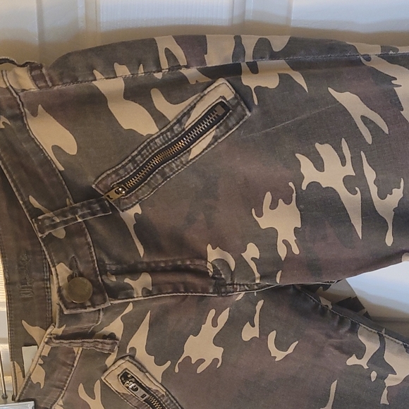 Camo skinnies - Picture 2 of 7